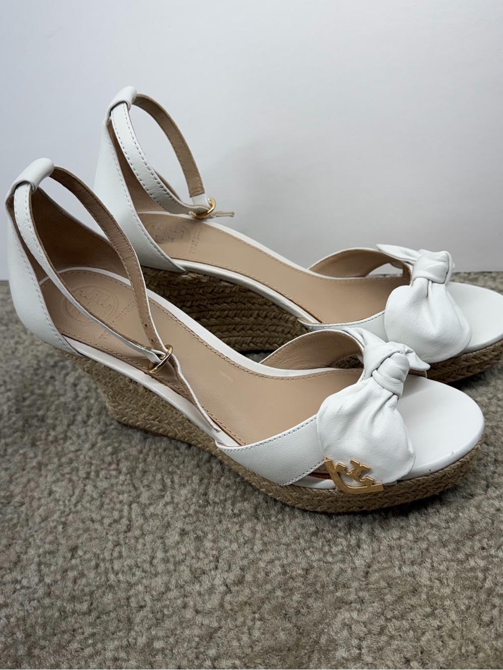 Tory Burch White Knotted Espadrille Wedge Sandals with Gold Logo - Picture 2 of 9